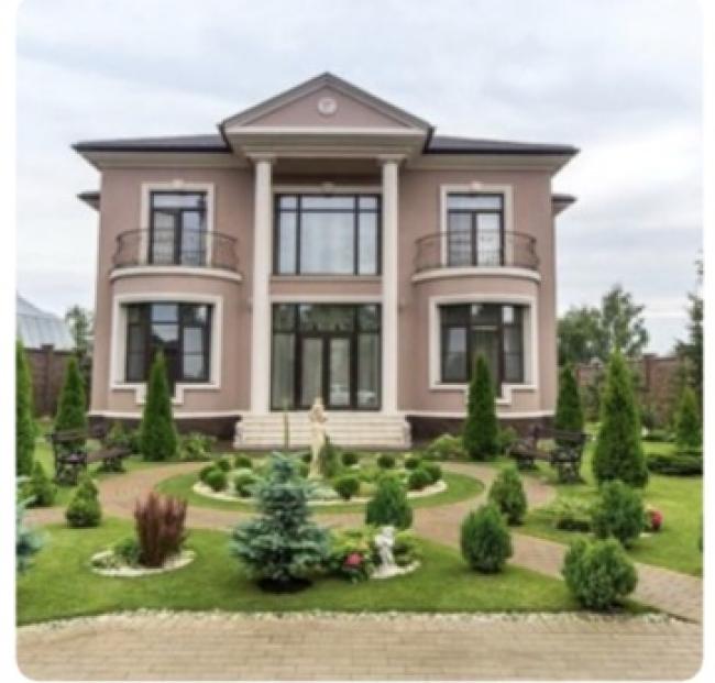 Who lives in the house on Novaya Riga?